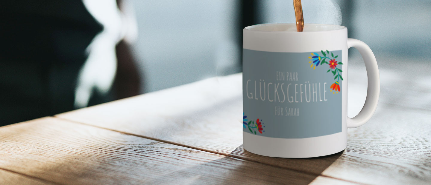 Mit Geschenken personalisiert sorgen Sie fuer Gluecksgefuehle im Alltag. Gestalten Sie eine wunderschoene Tasse fuer Kollegen, Freunde oder Ihre Familie. 