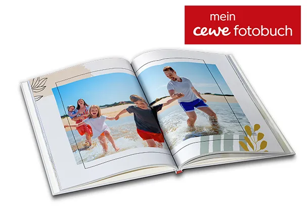 Offenes Fotobuch mit Familienfoto am Strand, Kinder und Erwachsener halten sich an den Händen im Wasser.