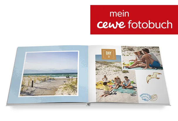Geöffnetes Fotobuch mit Strandfotos und einer Familie, die auf Handtüchern am Meer sitzt.