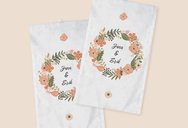 Personalisierte Handtücher mit Namen und floralem Design als kreative Geschenkideen zur Hochzeit – praktisch und dekorativ.