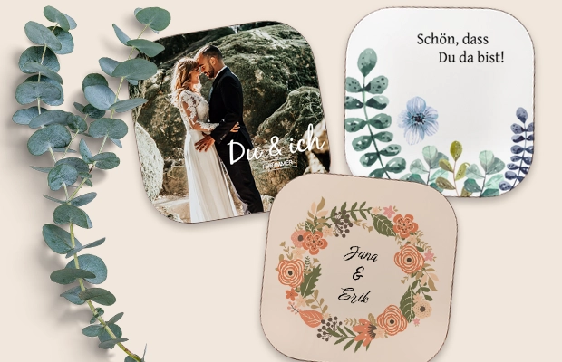 Untersetzer mit Bildern, 10 x 10 cm, kratzfest & abwaschbar Drei Untersetzer als Fotogeschenke Hochzeit mit Foto und Text, darunter ein Hochzeitspaar und Text 'Schön, dass Du da bist!'