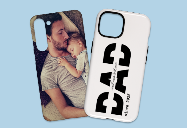 Zwei individuell gestaltete Handyhüllen als personalisierte Geschenke zur Geburt – eine mit Foto, die andere mit ‚DAD‘-Text.