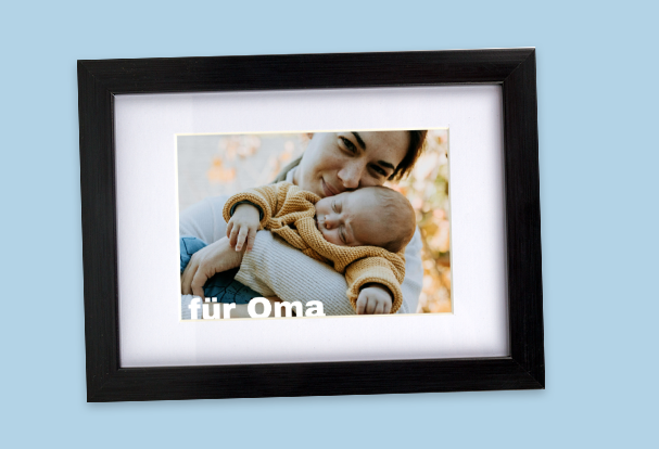 Dieses gerahmte HD-Foto mit Babymotiv und Aufschrift ‚für Oma‘ ist ein hochwertiges Babygeschenk zur Geburt.