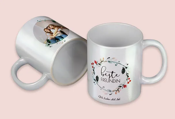 Weiße schimmernde Perlmutt-Tasse mit Foto von drei Freundinnen und dem Text „Beste Freundin – Wir haben dich lieb.