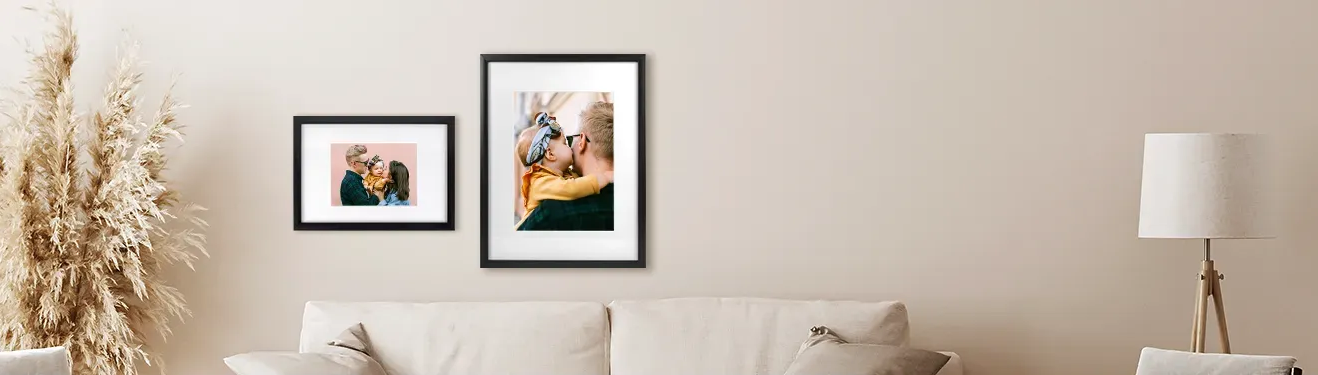 Diese HD-Poster sind im schwarzen und weißen Rahmen erhältlich. Lasst Erinnerungen in brillanten Farben und Größen drucken.