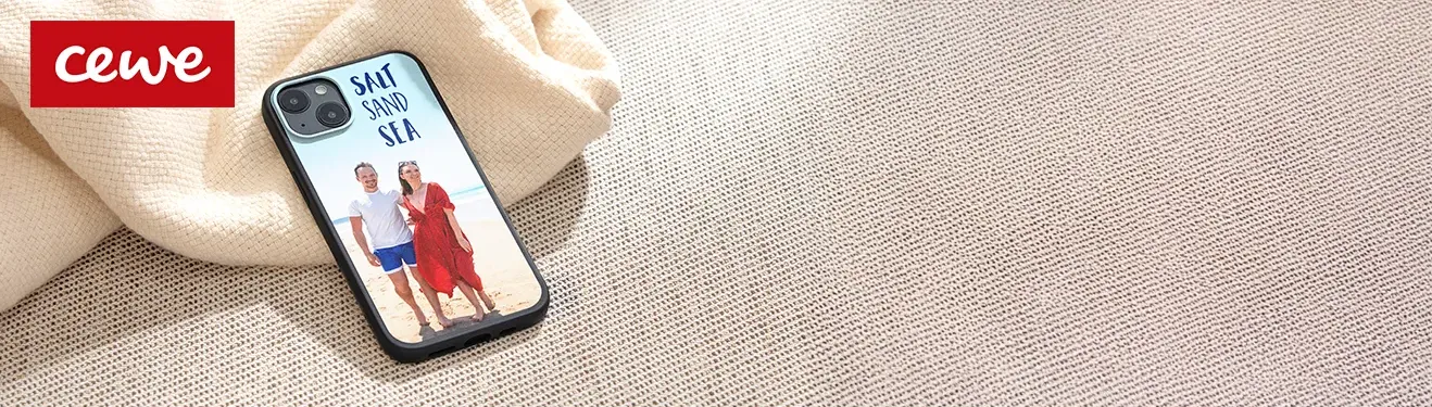 Personalisierte Handyhüllen mit Fotos und Text auf einem Tisch.