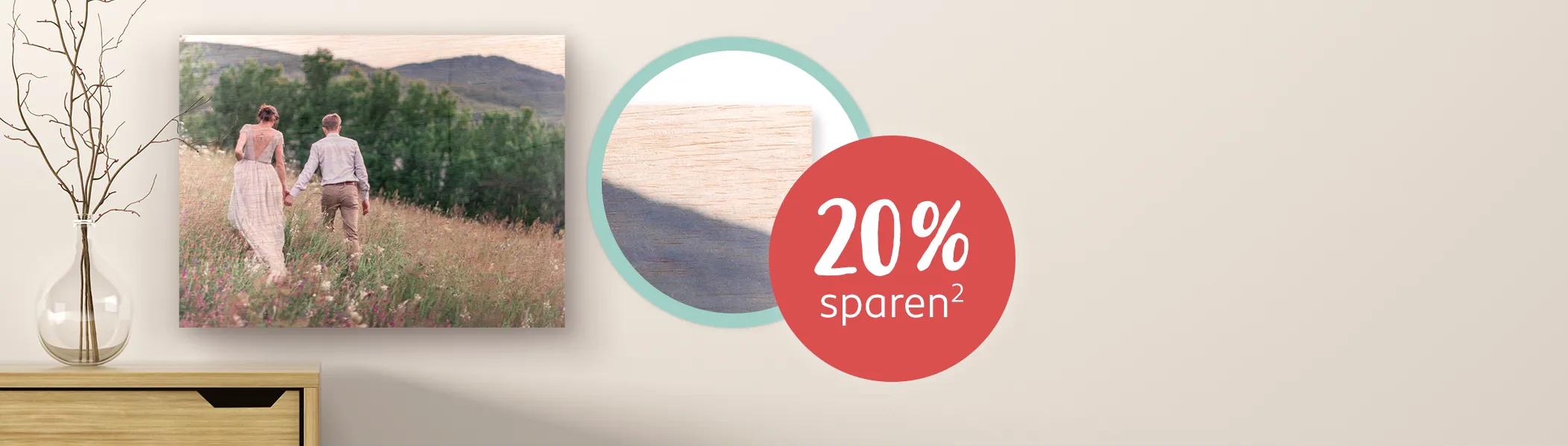 Ein dekoratives Foto auf Holz mit einem Paar auf einer Wiese. Im August erhaltet ihr 20% Rabatt auf euer Foto auf Holz!