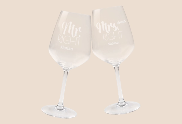 Zwei stilvolle Weingläser mit edler ‚Mr. Und Mrs. Right‘ und Namens-Gravur als romantische Fotogeschenke Hochzeit.