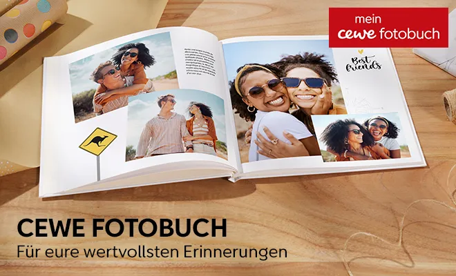 Offenes Fotobuch mit Fotos von Freunden, Text 'Best Friends' auf Holztisch.