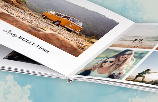 Personalisiertes Fotobuch den liebsten Urlaubsbildern gestalten Aufgeschlagenes Fotobuch mit Softcovereinband – gestaltet mit Urlaubsfotos