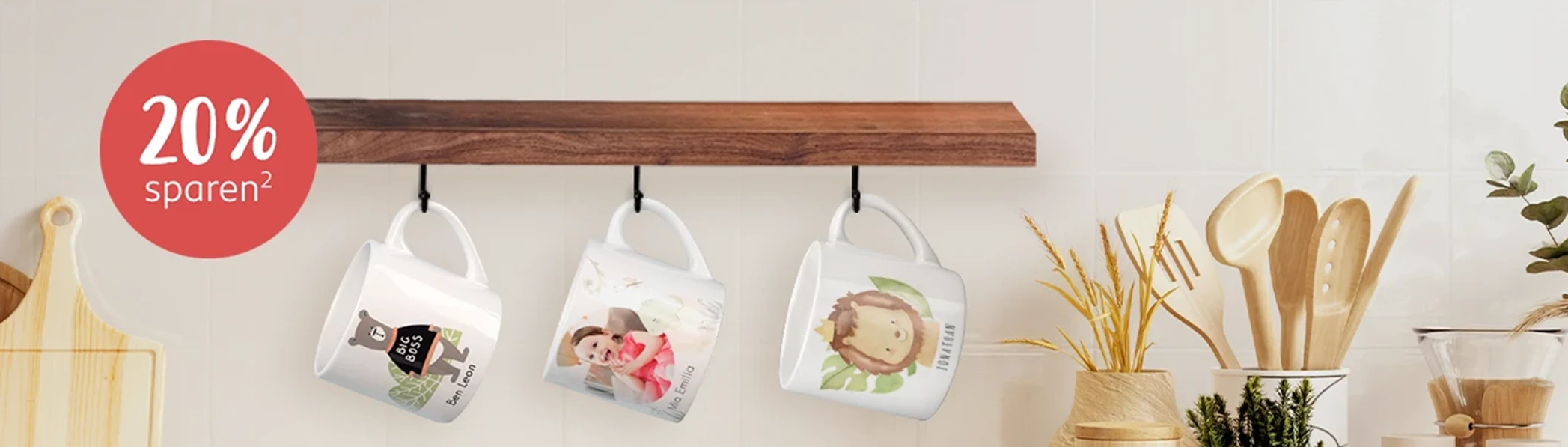 Mehrere Kindertasse mit Designs hängen an einem Regal. Im September erhaltet ihr 20 % Rabatt auf eure Kindertassen!