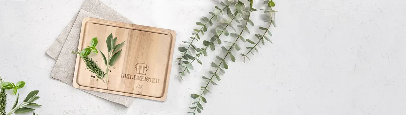 Die praktische Alternative zu Geschenken mit Fotos: Ein Holzschneidebrett mit individueller Gravur am rechten unteren Rand.