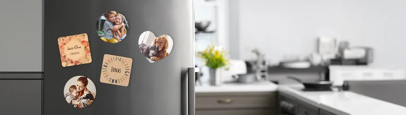 Quadratische, herz- und kreisförmige Magnete aus Holz und Kunststoff, bedruckt mit persönlichen Fotos, haften am Kühlschrank.