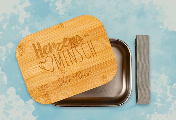 Individualisierte Lunchbox mit Gravur "Herzensmensch" auf einem Bambusdeckel, als praktischer Begleiter für unterwegs