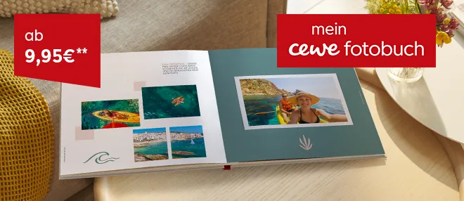 Die Grafik zeigt ein geöffnetes Fotobuch mit verschiedenen persönlichen Bildern und Texten.