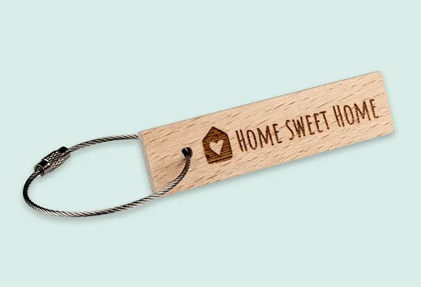 Holz-Schlüsselanhänger mit Gravur 'Home Sweet Home' und robustem Drahtseil, perfekt für Schlüsselbunde.