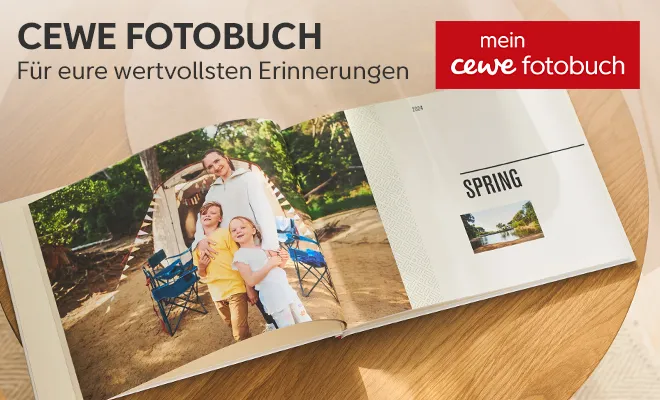 Ein geöffnetes Fotobuch zeigt eine Familie beim Camping und den Titel ‚Spring‘.