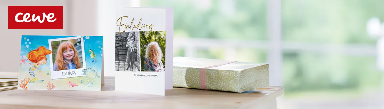 Personalisierte Grußkarten mit kreativen Fotos, Texten und Designs auf einem Holztisch. 