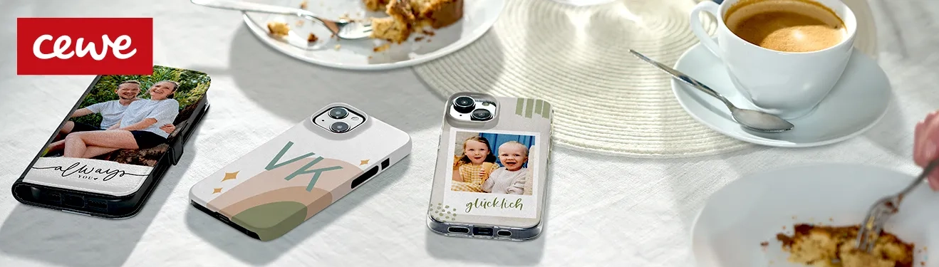 Personalisierte Handyhüllen mit Fotos und Text auf einem Tisch.