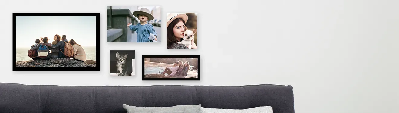 Mehrere an der Wand hängende Fotos auf leichtem Forex, wahlweise mit schwarzem Rahmen für einen spannenden Passepartout-Effekt.
