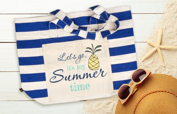 Gestreifte Strandtasche mit personalisiertem Sommermotiv auf hellem Hintergrund