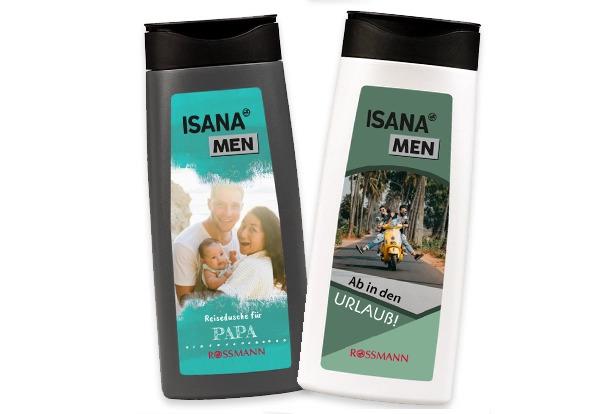 Zwei ISANA MEN Duschgel-Flaschen mit Familien-Fotos und Aufschrift, in den Sorten Sensitiv und Fresh.