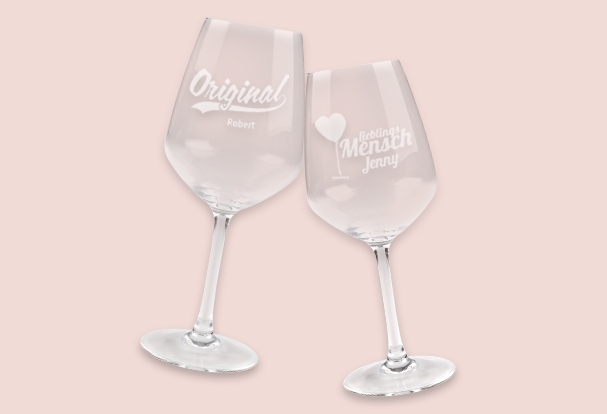 Individuelle Weingläser mit Namensgravur ‚Robert‘ und ‚Jenny‘ als originelles Geschenk oder individuelle Tischdekoration.