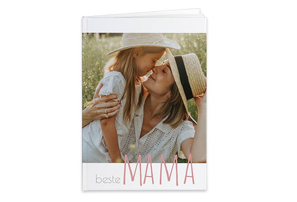 Personalisiertes ROSSMANN Fotobuch mit stabilem Hardcover und eigenem Design, ideal zum Festhalten besonderer Erinnerungen.