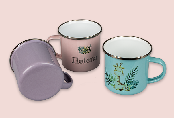 Drei individuelle Emaille-Tassen mit Namen, Tiermotiven und floralen Elementen – jetzt auch in Lila, Rosa und Türkis erhältlich.