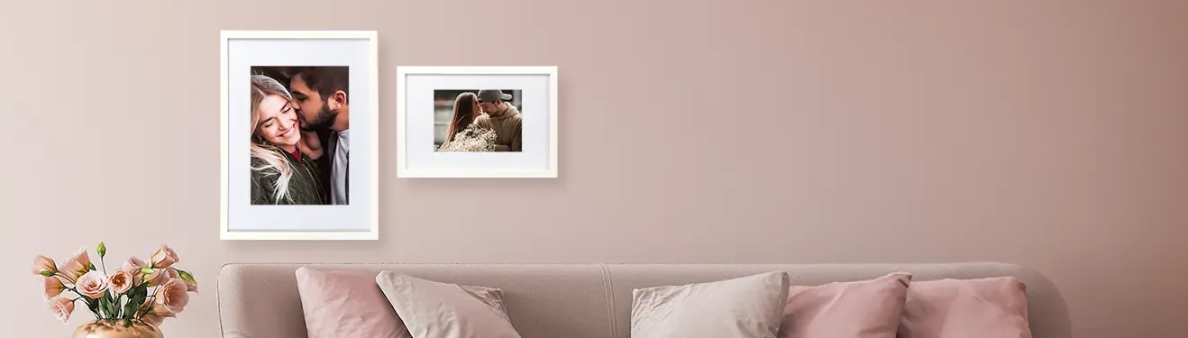 Diese HD-Poster sind im schwarzen und weißen Rahmen erhältlich. Lasst Erinnerungen in brillanten Farben und Größen drucken.