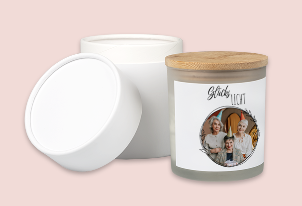 Eine personalisierte Duftkerze mit Holzdeckel, verziert mit einem Familienfoto und dem Text „Glückslicht“.