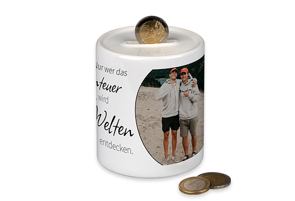 Diese weiße Spardose zeigt Fotos einer Familie und eignet sich perfekt zum Sparen für besondere Momente oder Wünsche.