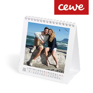 Ein individuell gestalteter Wandkalender mit persönlichen Fotos, der jeden Monat besondere Erinnerungen präsentiert.