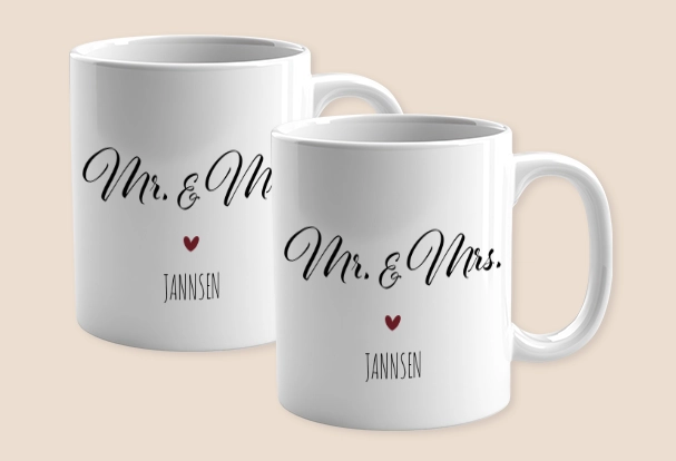 Das weiße Tassen-Set mit Namen und ‚Mr. Und Mrs. Right‘-Design ist als personalisiertes 