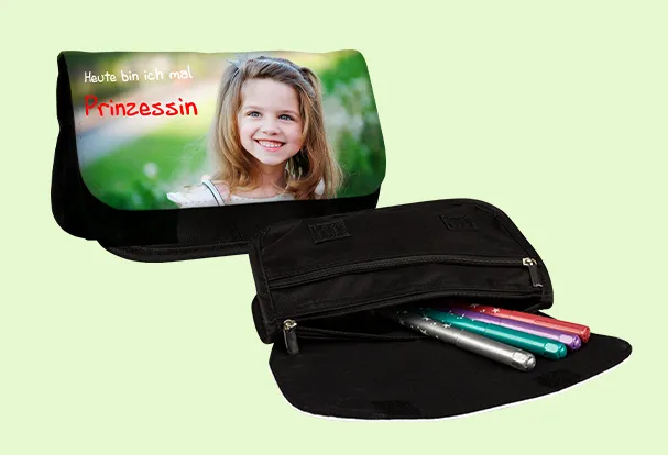 Nuetzliches Geburtstagsgeschenk mit Fotos gestalten in der ROSSMANN Fotowelt. Die Federtasche ist strapazierfaehig und bietet getrennte Innenfaecher. Jetzt designen.