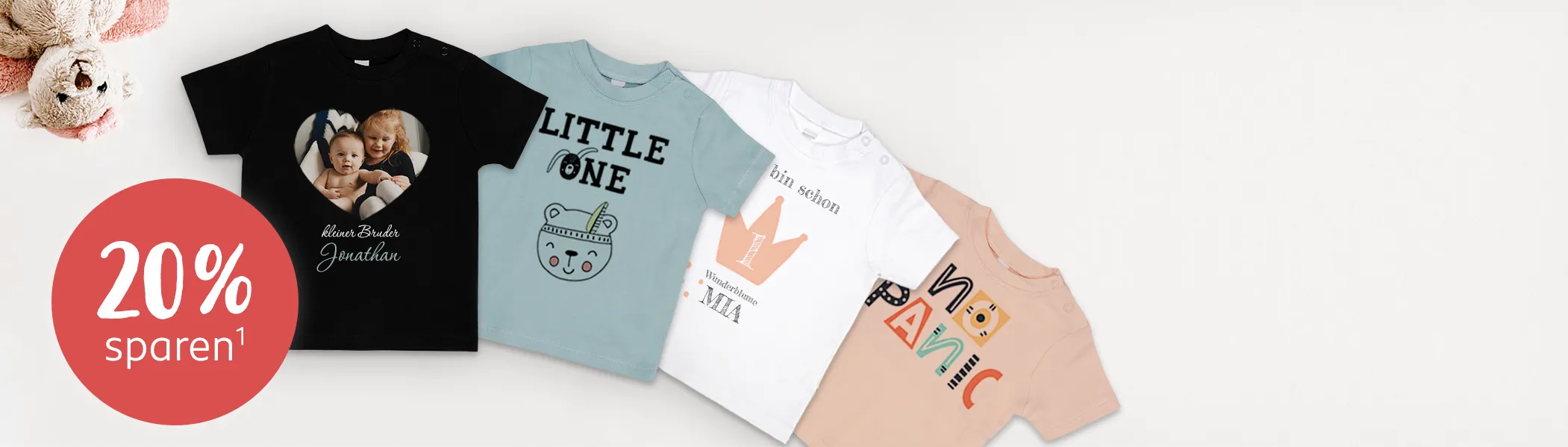 Vier Baby-T-Shirts mit personalisierten Designs, darunter Fotos, Tiermotive und Schriftzüge. Jetzt im Angebot mit 20% Rabatt.