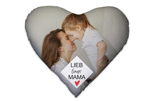 Das Herzkissen aus der ROSSMANN Foto Kollektion bringt mit persönlichem Bild und Text eine Extraportion Liebe ins Zuhause.