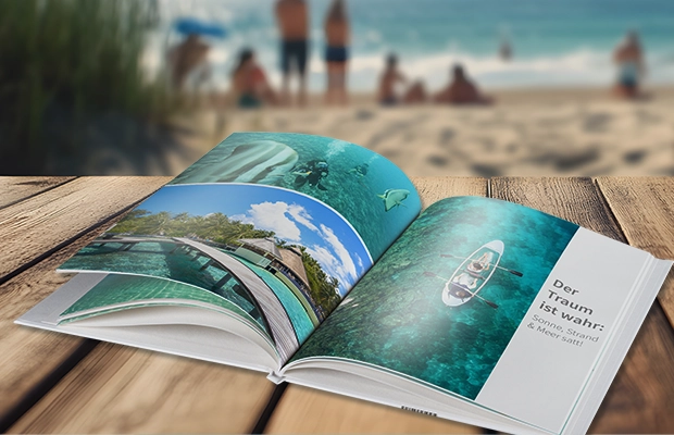 Urlaubsfotobuch erstellen leicht gemacht – jetzt euer Fotobuch Urlaub gestalten Offenes Hardcover-Fotobuch mit Urlaubsfotos vom Strand und Meer