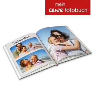 Ein aufgeschlagenes Fotobuch mit individuell gestalteten Seiten einzigartiger Momente.