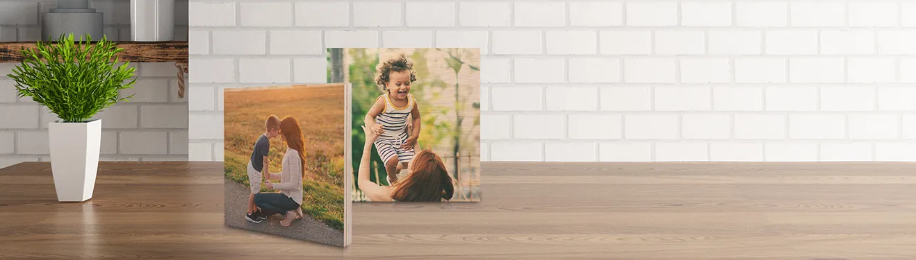 Zwei Fotodrucke auf Holz mit Familienmotiven als Dekoration, erstellt über die ROSSMANN Fotowelt.