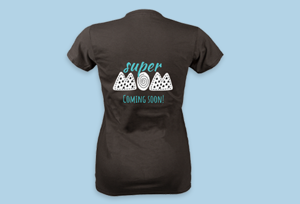 Dieses ‚Coming soon‘ Shirt ist ein tolles, personalisiertes Geschenk zur Geburt für werdende Mütter mit Humor.