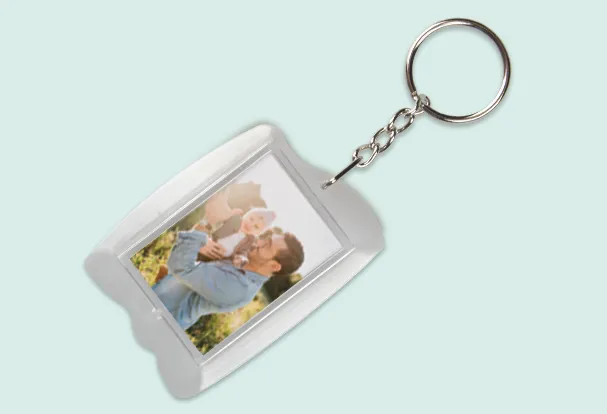 Gestaltet einen Schlüsselanhänger, der eure Liebsten als personalisiertes Geschenk auf allen Wegen begleitet. Beidseitig mit eurem Foto individualisierbar.