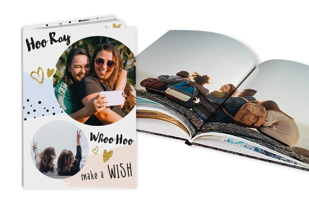 Ein aufgeschlagenes Fotobuch mit fröhlichen Momentaufnahmen. Haltet eure schönsten Fotos in einem Fotobuch fest.
