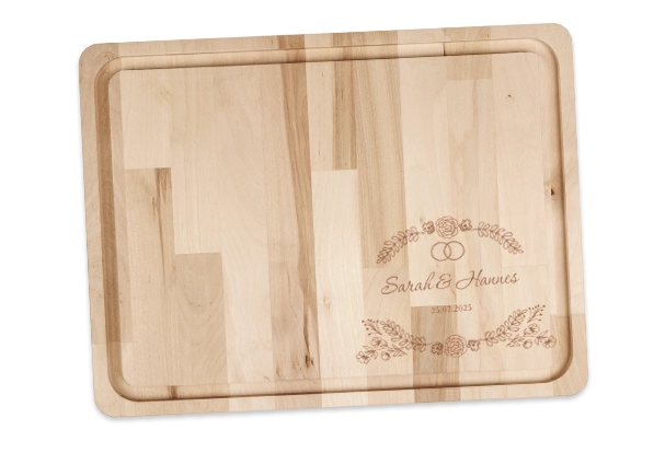 Das Holzschneidebrett mit Gravur im rechten unteren Bereich lässt sich mit eurem Namen, Datum und individuellem Design personalisieren.