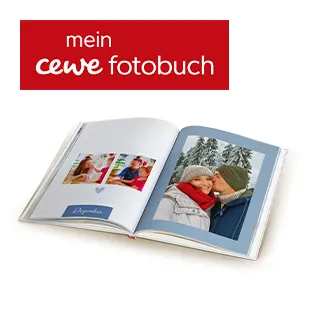Ein aufgeschlagenes Fotobuch mit individuell gestalteten Seiten einzigartiger Momente.