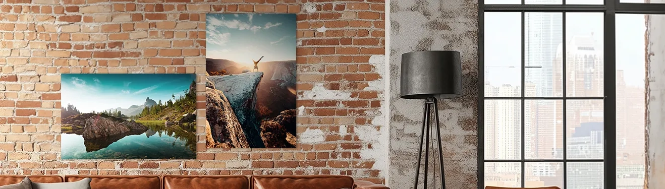 Landschafts-Fotos als Premium Poster im Hoch- und Querformat an der Wand über einer Couch. Jetzt auf Echtfotopapier gestalten!