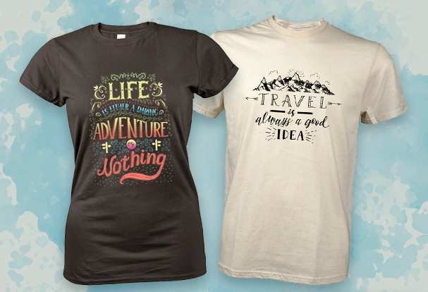 Eins schwarzes und ein weißes T-Shirt mit personalisiertem Fotodruck in sommerlichem Design