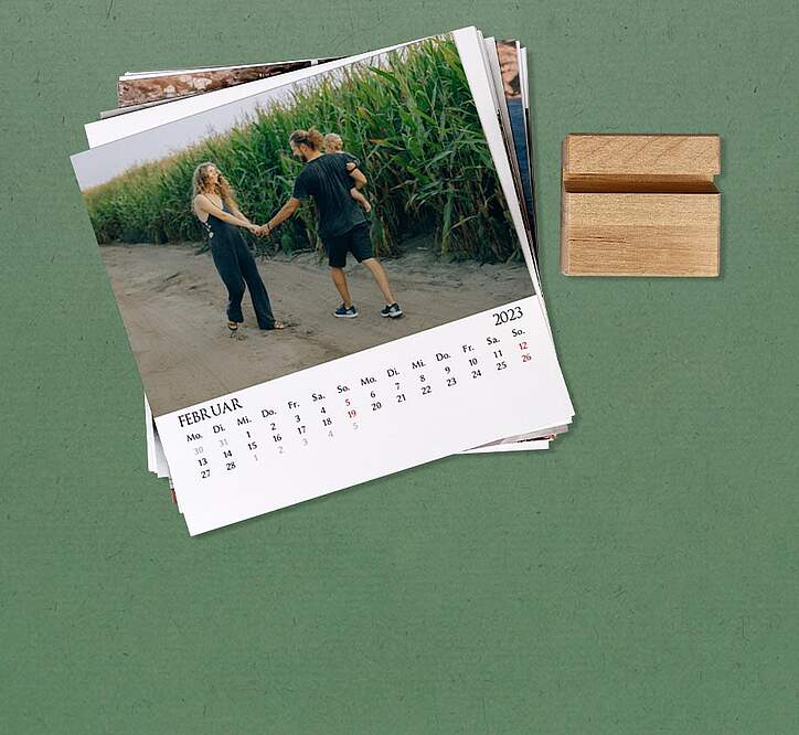 Viele nachhaltige Geschenkideen finden Sie in der ROSSMANN Fotowelt. Gestalten Sie einen umweltschonenden Fotokalender mit Holzfuss fuer Ihre Lieblingsmenschen.