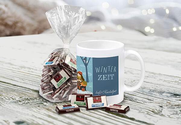 Perfekte Weihnachts-Tasse mit Foto gestalten und als Weihnachtsgruss mit Schokolade von Sarotti verschenken. So machen Sie Ihren Liebsten eine grosse Freude.