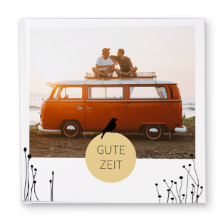 Ein hochwertiges Hardcover-Fotobuch mit stabilem Einband und eleganter Gestaltung, perfekt zum Festhalten besonderer Erlebnisse.